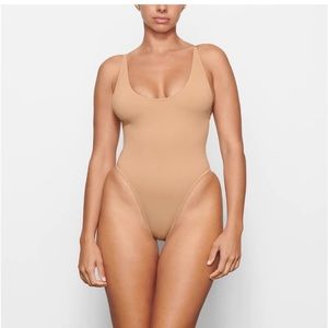 NWT Skims Signature Swim Scoop Neck One Piece
Swimsuit Onyx Ochre Size XL